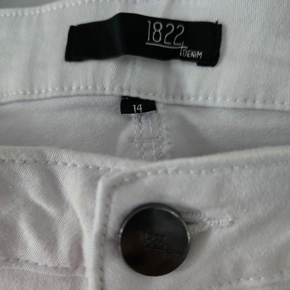 1822 Denim White Super Soft High Tech Stretch Shorts Size 14 NWT - Picture 2 of 5